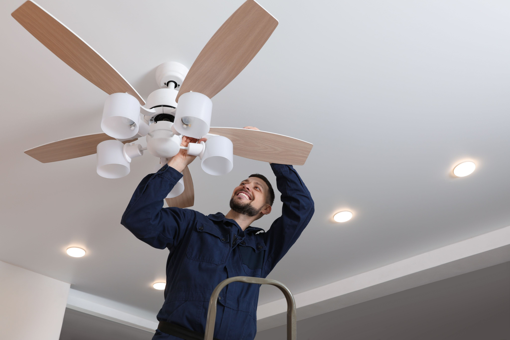 ¿Hacia dónde deben girar los ventiladores de techo en invierno?